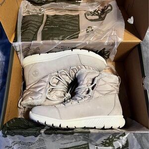 Timberland Women's Light Gray Quilted Insulated Snow Boots